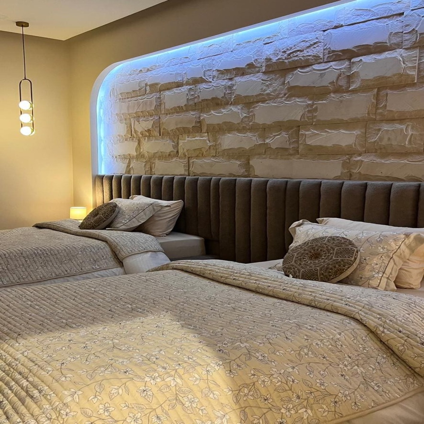 LODGE-ADH-695 - Image 1